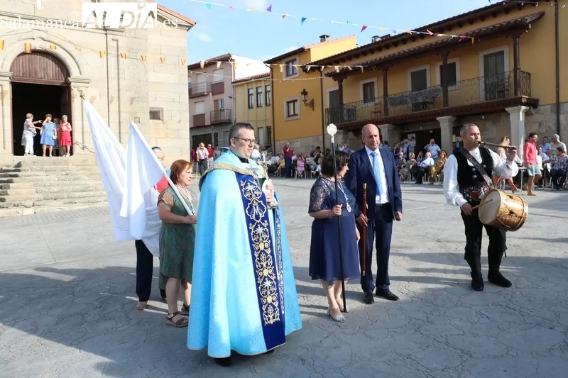 La fiesta de las Madrinas en Mieza tuvo como nota de humor la ofrenda de dos jamones realizada por la peña El Coro / CORRAL 