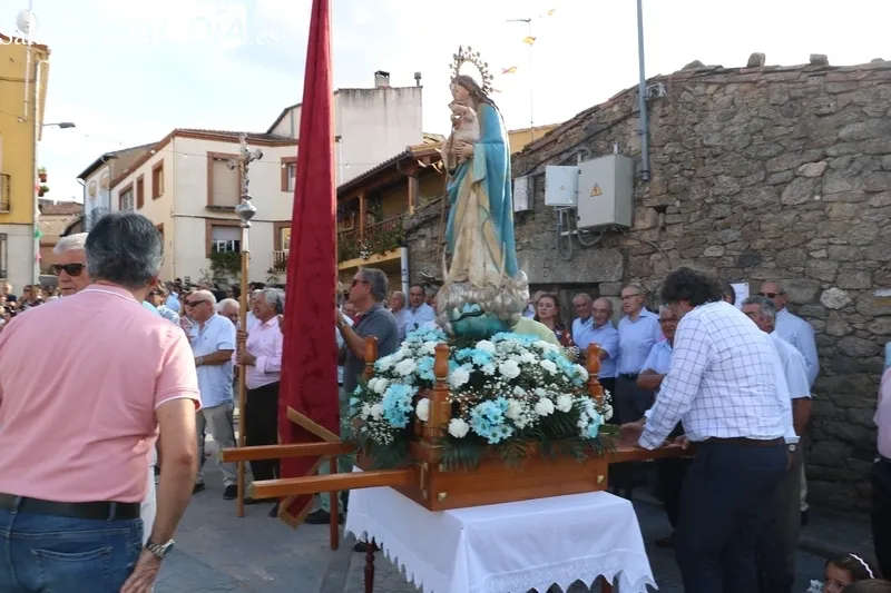 La fiesta de las Madrinas en Mieza tuvo como nota de humor la ofrenda de dos jamones realizada por la peña El Coro / CORRAL 