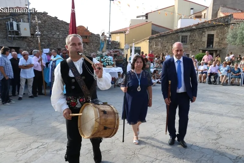 La fiesta de las Madrinas en Mieza tuvo como nota de humor la ofrenda de dos jamones realizada por la peña El Coro / CORRAL 