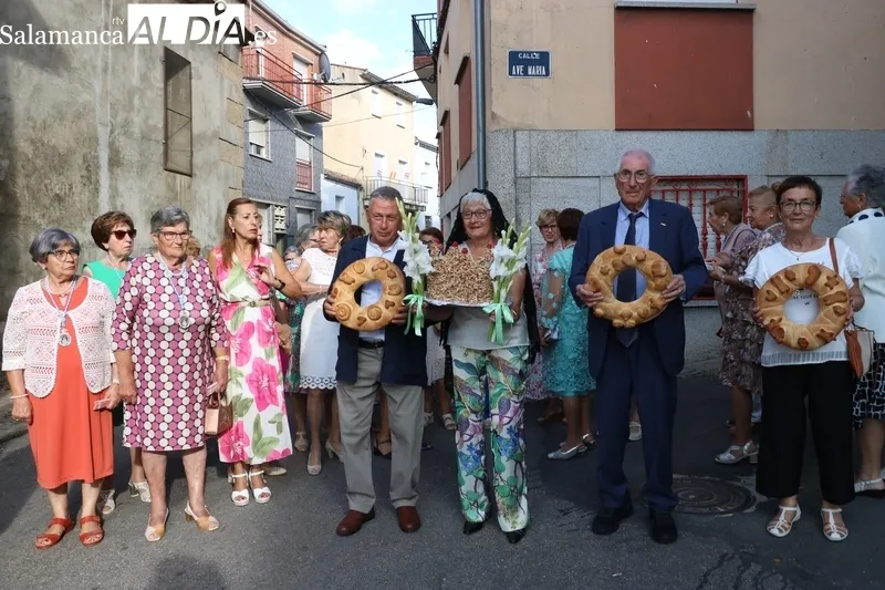 La fiesta de las Madrinas en Mieza tuvo como nota de humor la ofrenda de dos jamones realizada por la peña El Coro / CORRAL 