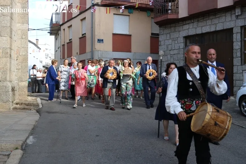 La fiesta de las Madrinas en Mieza tuvo como nota de humor la ofrenda de dos jamones realizada por la peña El Coro / CORRAL 