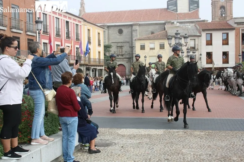 Foto 10 - Multitudinaria bienvenida a la Guardia Real en Pe&ntilde;aranda