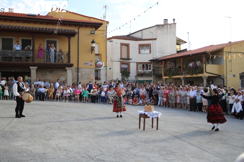 La fiesta de las Madrinas en Mieza tuvo como nota de humor la ofrenda de dos jamones realizada por la peña El Coro / CORRAL 