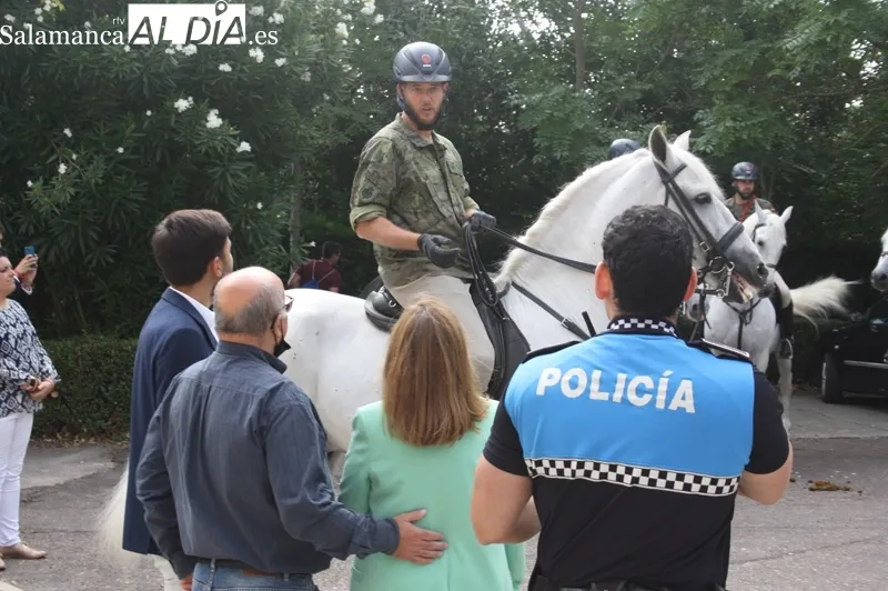 Foto 2 - Multitudinaria bienvenida a la Guardia Real en Pe&ntilde;aranda