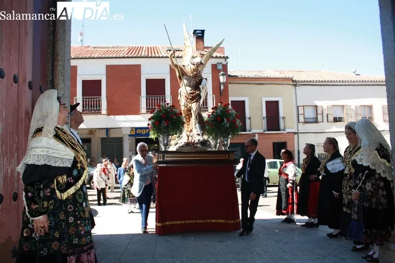 Peñaranda honraba a su patrón, San Miguel Arcángel, acompañándolo en su histórica procesión 