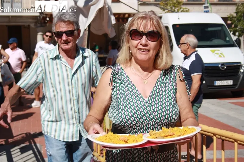 La paella solidaria de San Miguel repartía 1.000 raciones en la Plaza de la Constitución 