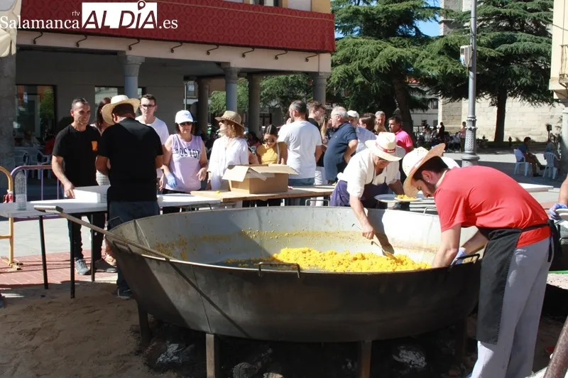 La paella solidaria de San Miguel repartía 1.000 raciones en la Plaza de la Constitución 