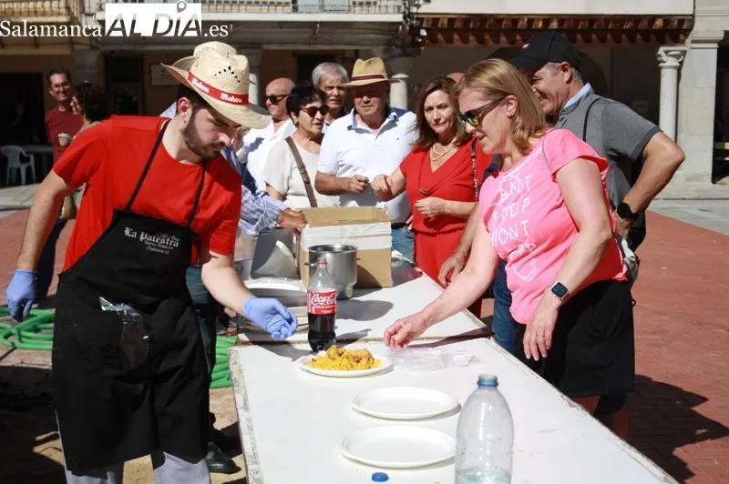La paella solidaria de San Miguel repartía 1.000 raciones en la Plaza de la Constitución 
