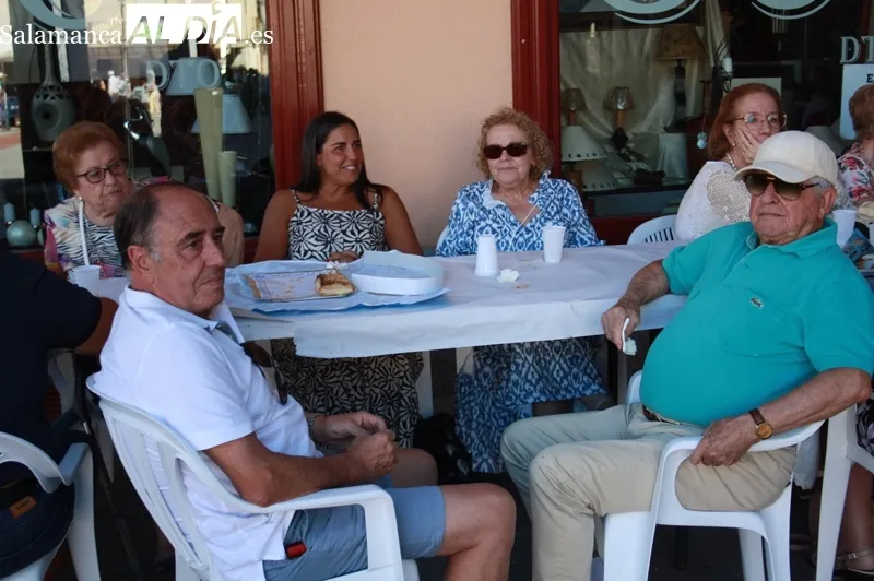 La paella solidaria de San Miguel repartía 1.000 raciones en la Plaza de la Constitución 