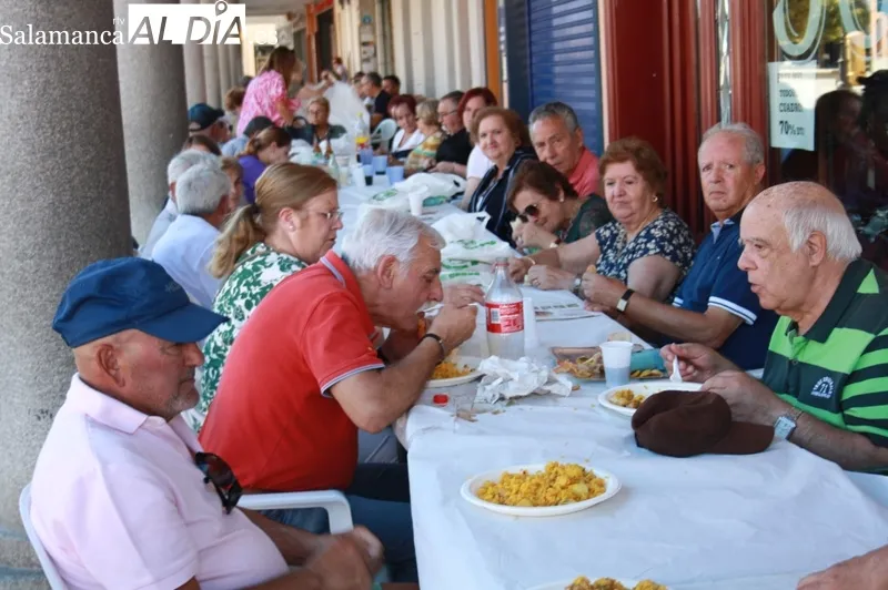 La paella solidaria de San Miguel repartía 1.000 raciones en la Plaza de la Constitución 