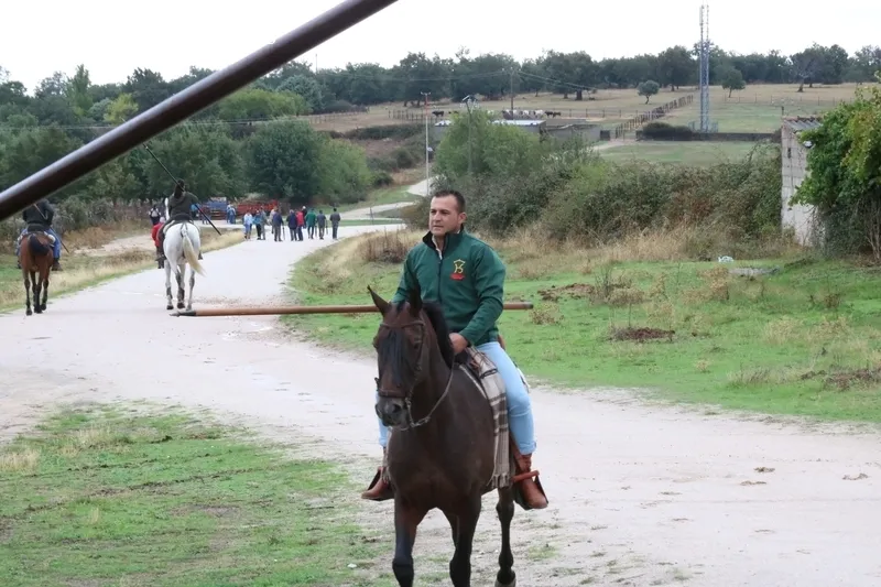 Emocionante encierro a caballo con novillos de José Cruz en Bañobárez / CORRAL Y SÁNCHEZ