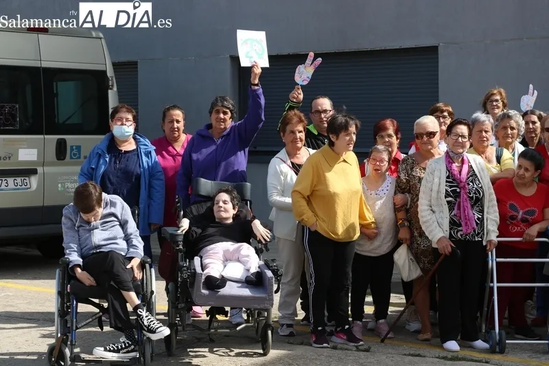 La Asamblea de Cruz Roja y Asprodes Vitigudino celebran el Día de la Paz con la elaboración de un gran mural 