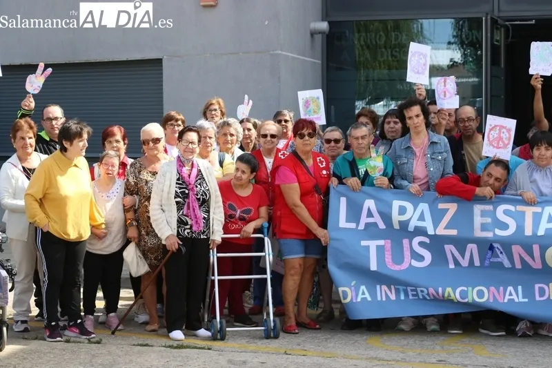 La Asamblea de Cruz Roja y Asprodes Vitigudino celebran el Día de la Paz con la elaboración de un gran mural 