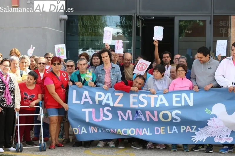 La Asamblea de Cruz Roja y Asprodes Vitigudino celebran el Día de la Paz con la elaboración de un gran mural 