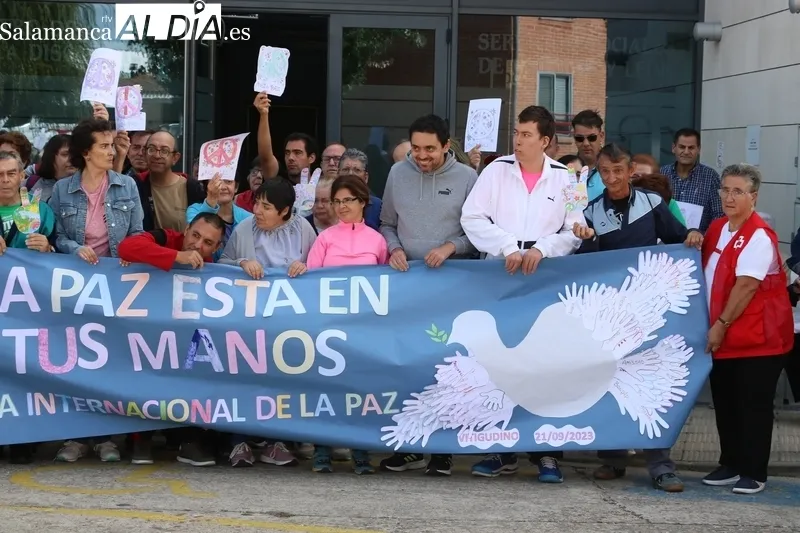 La Asamblea de Cruz Roja y Asprodes Vitigudino celebran el Día de la Paz con la elaboración de un gran mural 