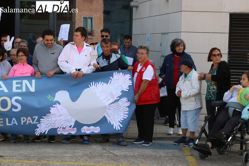 La Asamblea de Cruz Roja y Asprodes Vitigudino celebran el Día de la Paz con la elaboración de un gran mural 