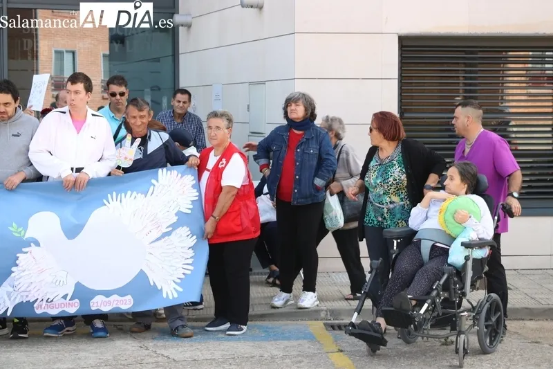 La Asamblea de Cruz Roja y Asprodes Vitigudino celebran el Día de la Paz con la elaboración de un gran mural 