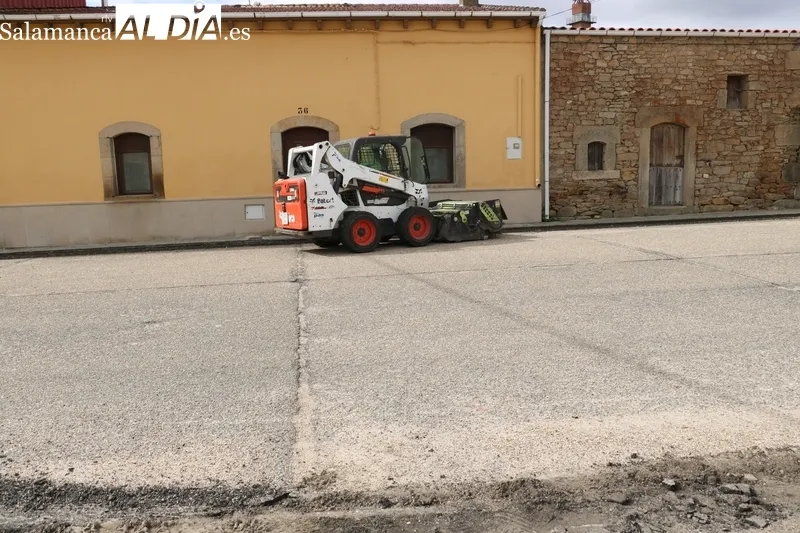 Fresa en la calle Caño para que el nuevo asfalto no sobrepase la altura de la acera / CORRAL