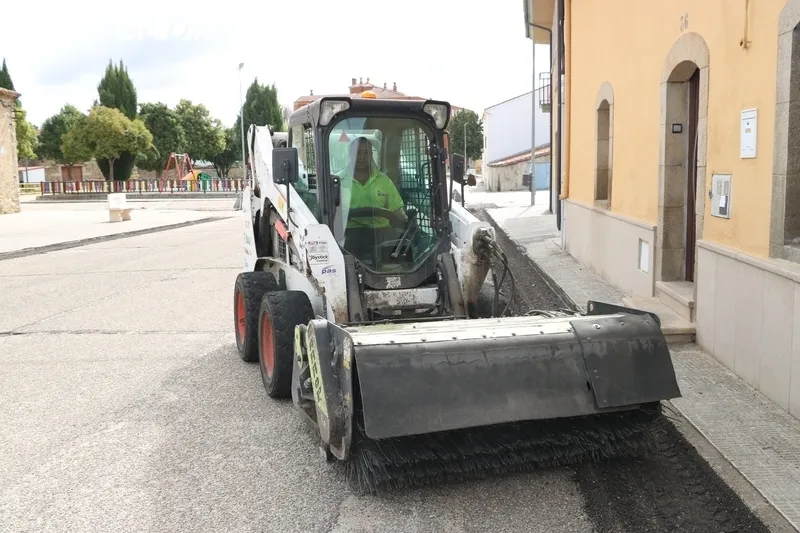 Fresa en la calle Caño para que el nuevo asfalto no sobrepase la altura de la acera / CORRAL