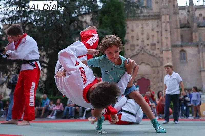 Exhibición del Club Doryoku en la plaza de Anaya