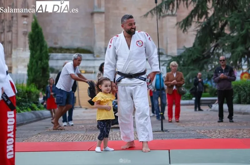 Exhibición del Club Doryoku en la plaza de Anaya