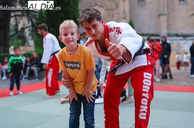 Exhibición del Club Doryoku en la plaza de Anaya