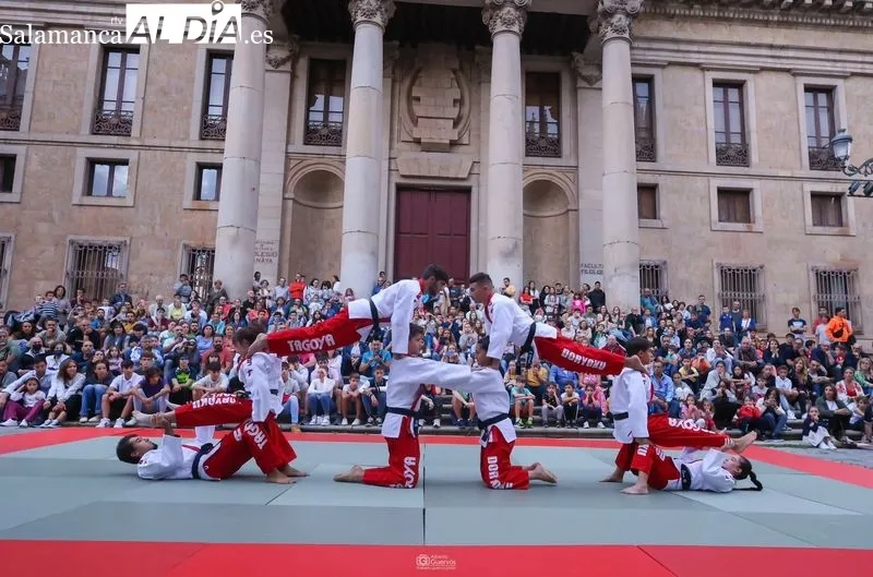 Exhibición del Club Doryoku en la plaza de Anaya