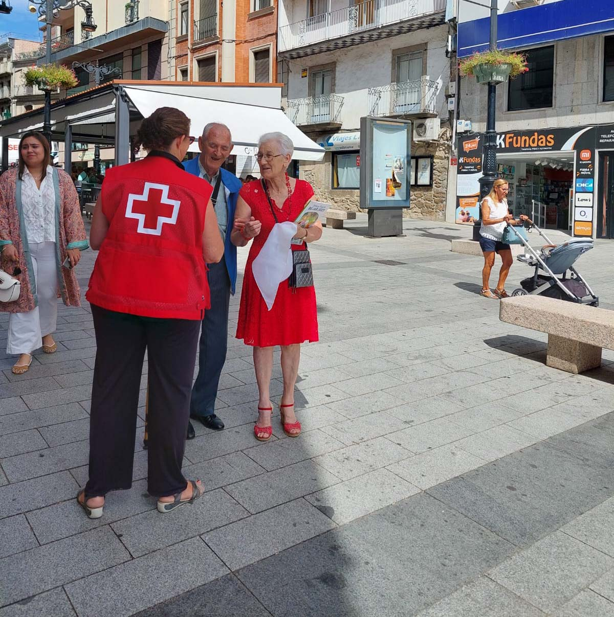 Foto 3 - Cruz Roja recauda en Béjar más de 1300 euros en el Día de la Banderita