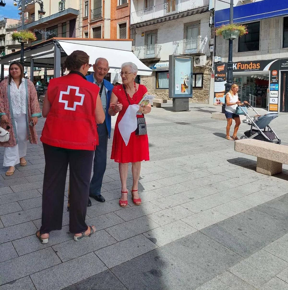 Foto 3 - Cruz Roja recauda en B&eacute;jar m&aacute;s de 1300 euros en el D&iacute;a de la Banderita