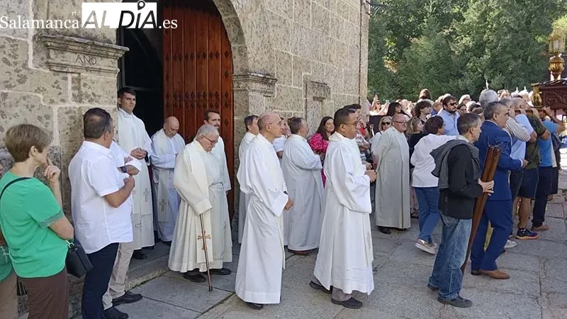 Foto 9 - La Virgen del Casta&ntilde;ar pasea entre sus fieles y bendice a B&eacute;jar y comarca