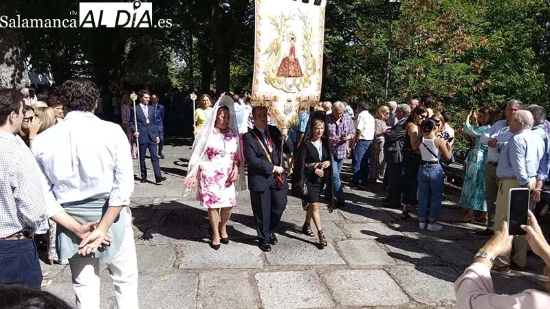 Foto 8 - La Virgen del Casta&ntilde;ar pasea entre sus fieles y bendice a B&eacute;jar y comarca
