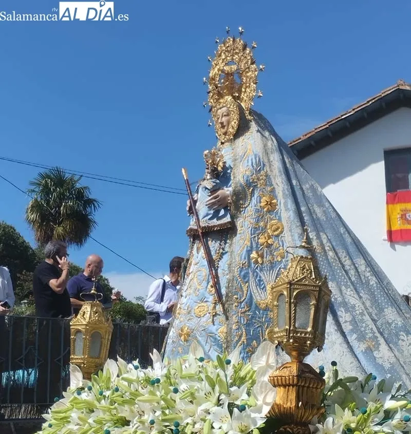 Foto 7 - La Virgen del Casta&ntilde;ar pasea entre sus fieles y bendice a B&eacute;jar y comarca