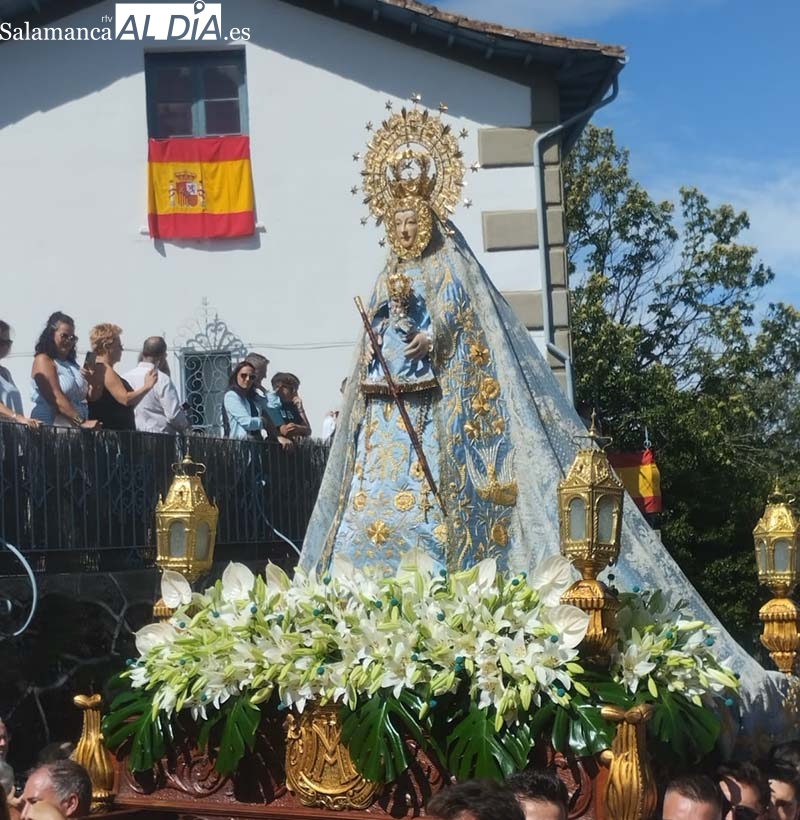 Foto 6 - La Virgen del Castañar pasea entre sus fieles y bendice a Béjar y comarca