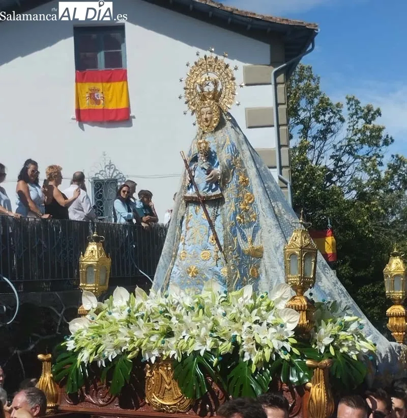 Foto 6 - La Virgen del Casta&ntilde;ar pasea entre sus fieles y bendice a B&eacute;jar y comarca