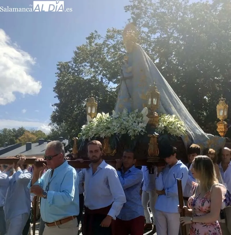 Foto 5 - La Virgen del Casta&ntilde;ar pasea entre sus fieles y bendice a B&eacute;jar y comarca