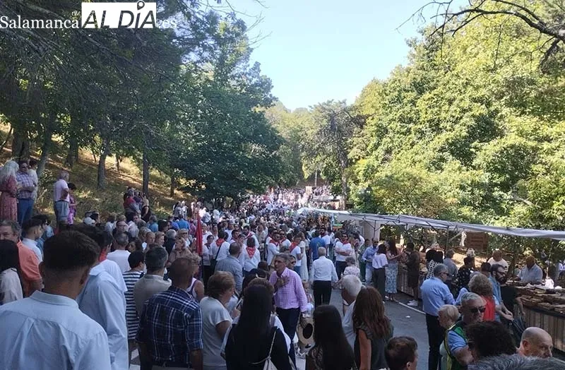 Foto 4 - La Virgen del Casta&ntilde;ar pasea entre sus fieles y bendice a B&eacute;jar y comarca