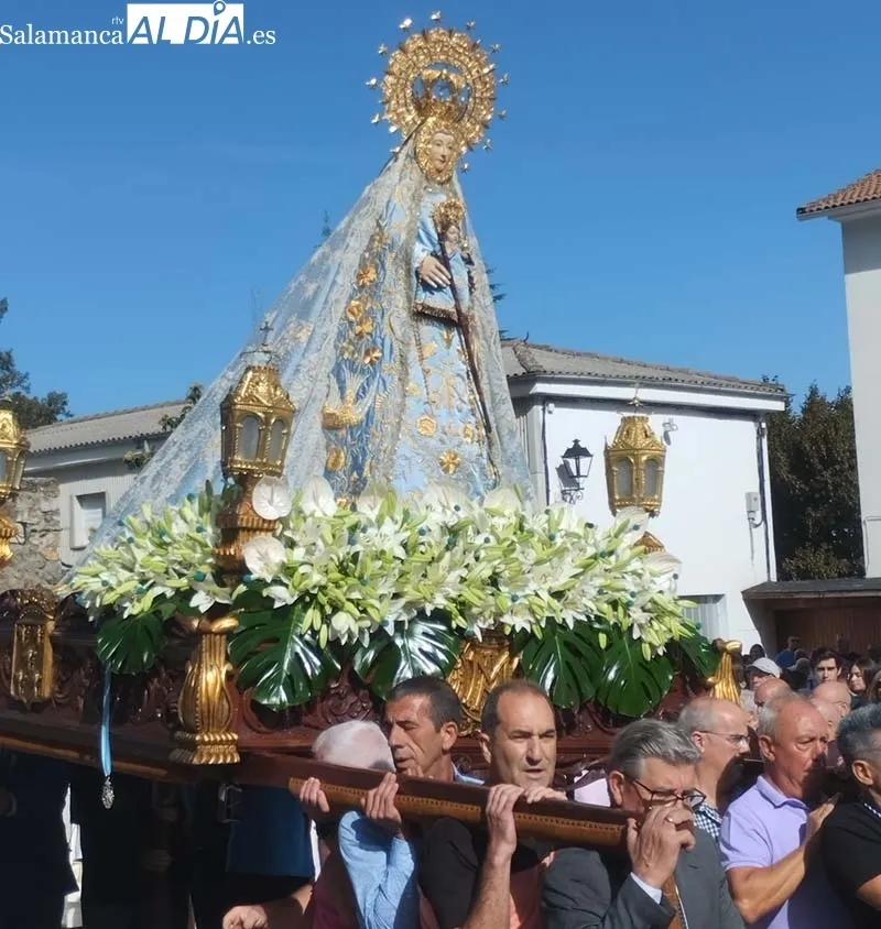 Foto 3 - La Virgen del Casta&ntilde;ar pasea entre sus fieles y bendice a B&eacute;jar y comarca