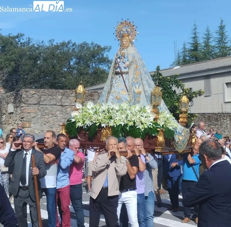 Foto 2 - La Virgen del Casta&ntilde;ar pasea entre sus fieles y bendice a B&eacute;jar y comarca