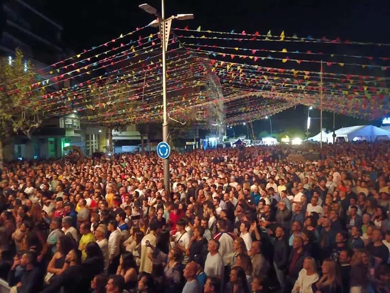Foto 2 - Los Mojinos ponen patas arriba las fiestas de B&eacute;jar