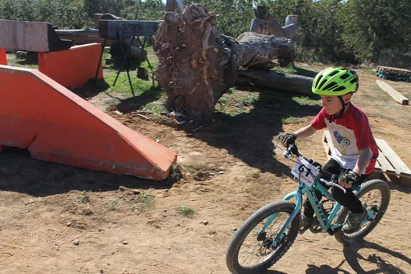 Foto 4 - El club Outzone de B&eacute;jar celebra con &eacute;xito el campeonato de habilidad en bici