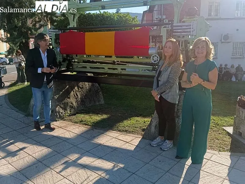 Foto 2 - El telar textil que da la bienvenida a B&eacute;jar vuelve al color