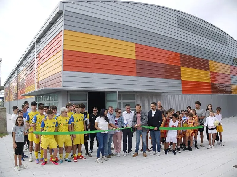 Foto 2 - Inaugurada la nueva pista multideporte de Carbajosa de la Sagrada