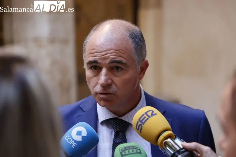Juan Carlos Zaballos, diputado provincial de Turismo, en la presentación de Intur Negocios a las empresas de turismo salmantinas en la Torre de los Anaya. Foto de David Sañudo 