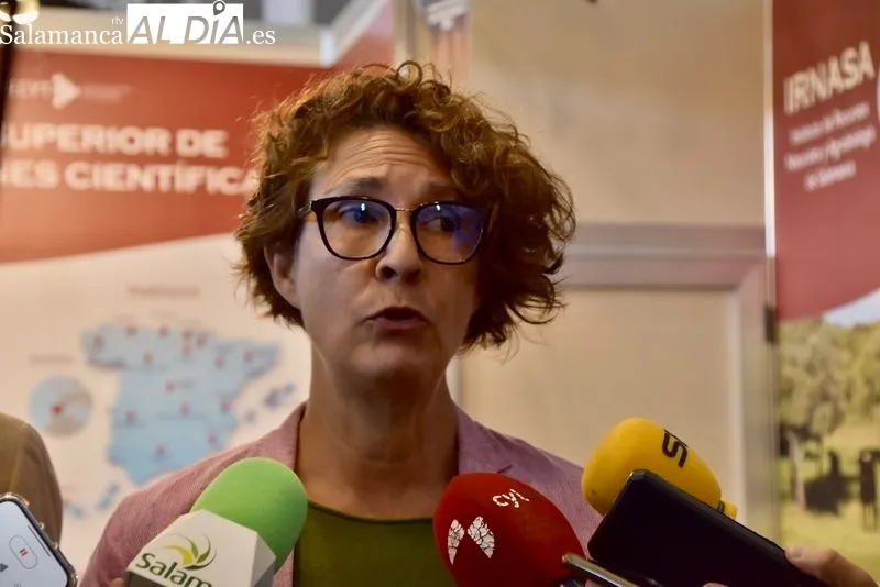 El presidente de la Diputación de Salamanca, Javier Iglesias, y la directora del IRNASA-CSIC, Mar Siles, informan del convenio interinstitucional para el análisis de suelos agrarios en la provincia. Foto de Vanesa Martins