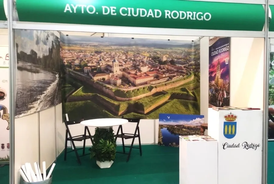 Foto 2 - El Sistema Solar a escala, elemento destacado en el doble stand del Ayuntamiento en Naturcyl