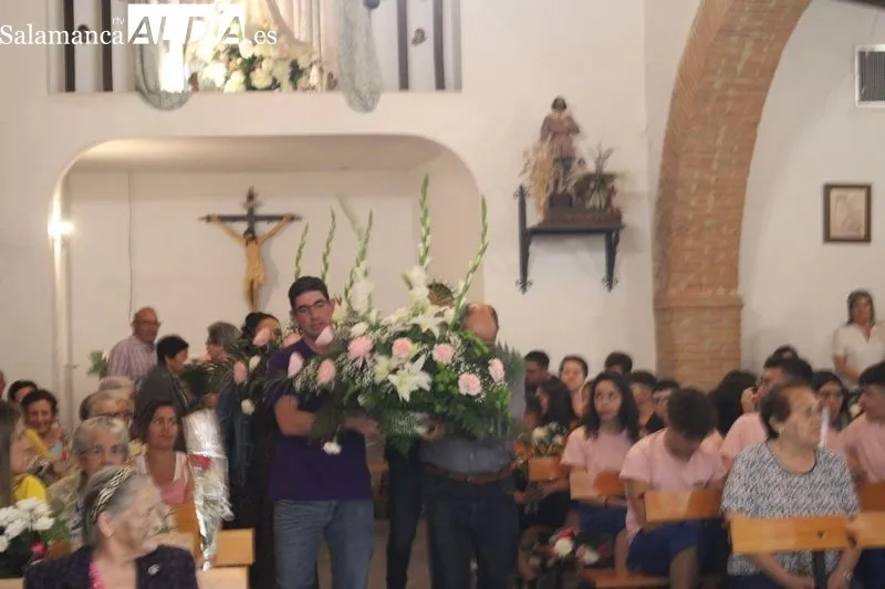 Foto 8 - Navales comienza sus fiestas con una ofrenda floral a su patrona&nbsp;