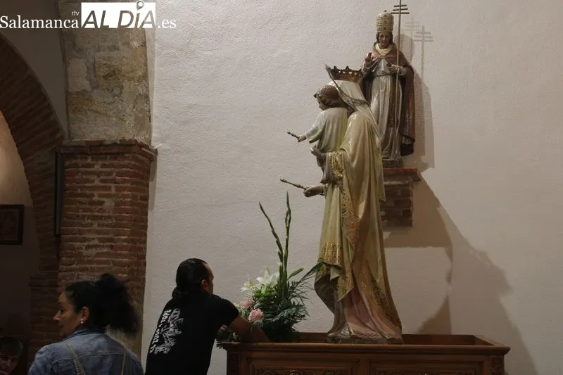 Foto 5 - Navales comienza sus fiestas con una ofrenda floral a su patrona&nbsp;