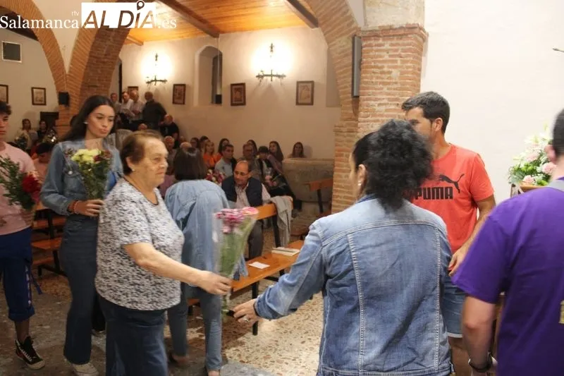 Foto 2 - Navales comienza sus fiestas con una ofrenda floral a su patrona&nbsp;