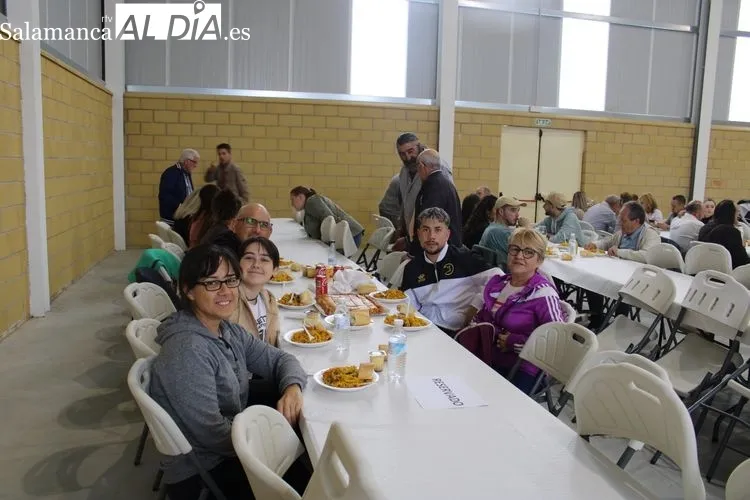 Foto 11 - Cerca de 400 personas se re&uacute;nen para comer la paella&nbsp;en Anaya de Alba