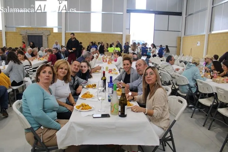 Foto 10 - Cerca de 400 personas se re&uacute;nen para comer la paella&nbsp;en Anaya de Alba